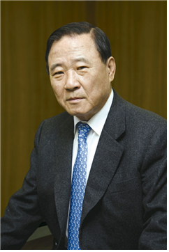 The honorary president of KCC, Chung Sang-yung, who donated KRW ...