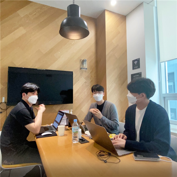 더 나은 서비스를 위해 계속 의견을 교환하고 고민하는 ‘atsay’의 운영자들.