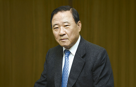 The honorary president of KCC, Chung Sang-yung, who donated KRW ...