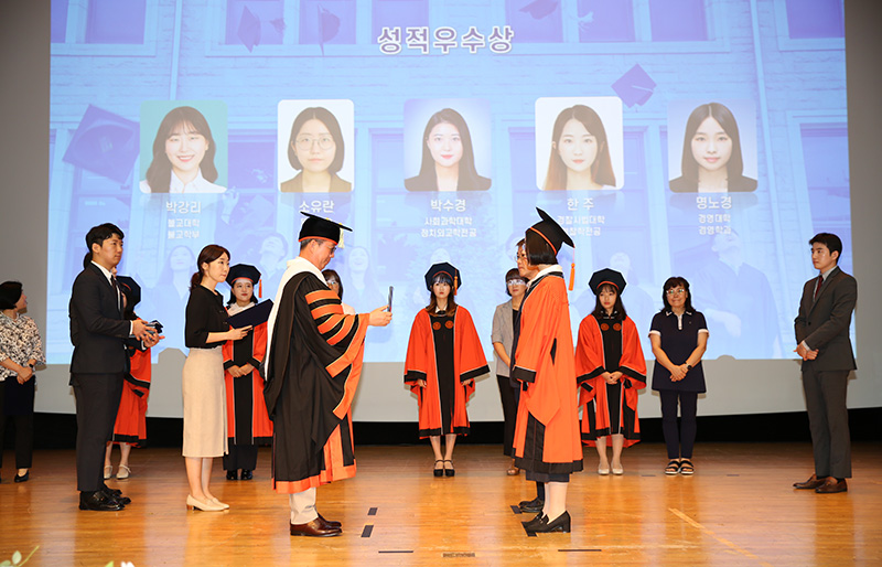 윤재웅 동국대 총장(가운데 왼쪽)이 성적우수상 수상자들에게 학위를 수여하고 있다. 