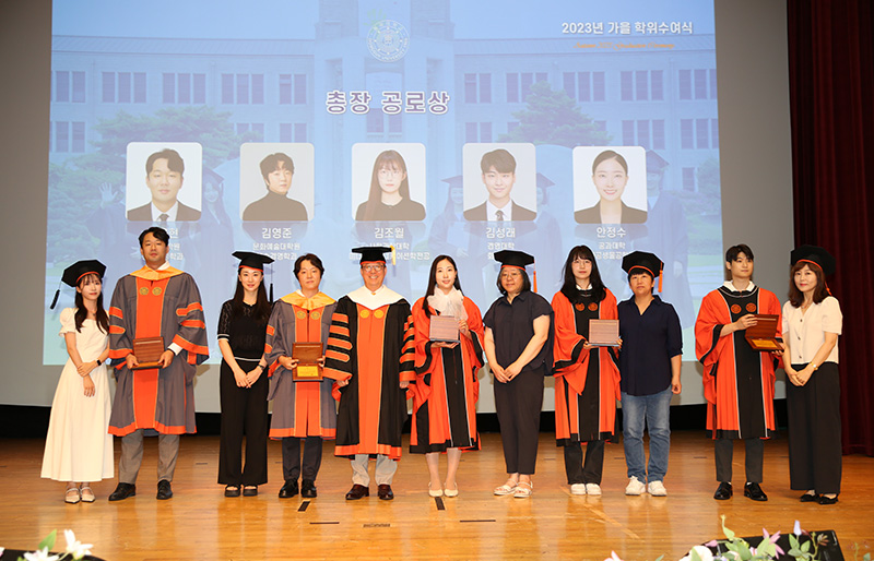 윤재웅 동국대 총장(왼쪽에서 5번째)과 총장 공로상 수상자 및 가족들이 기념촬영을 하고 있다. 