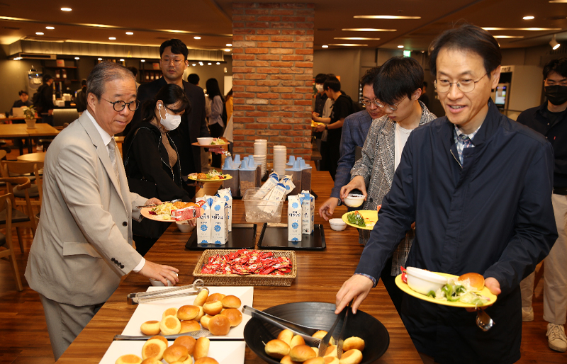 11일 남산학사에서 학생들과 함께 식사하는 윤재웅 총장