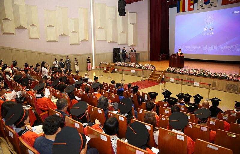 윤재웅 동국대 총장이 학위수여식에서 졸업식사를 하고 있다. 