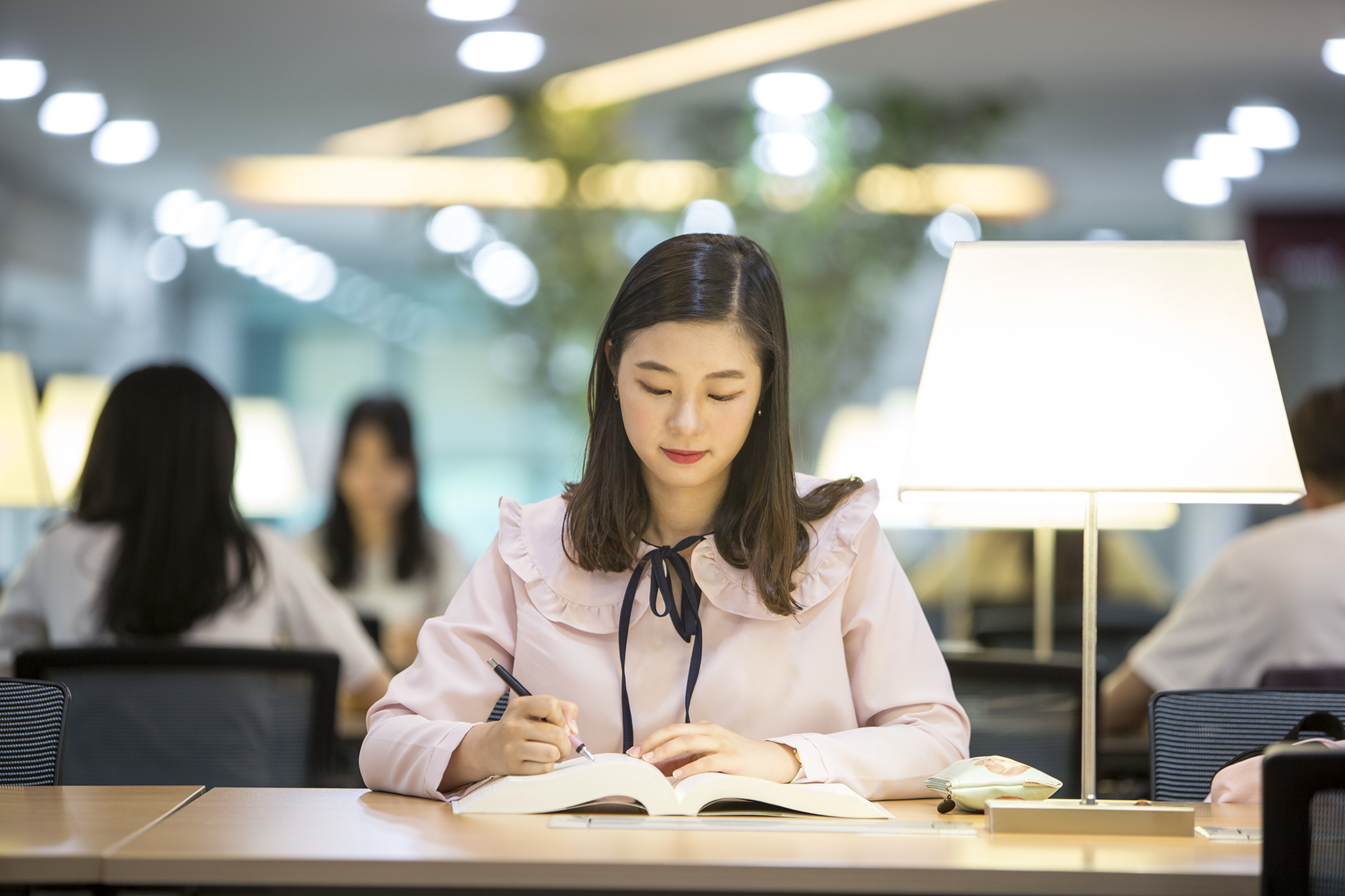 공부하는 학생 이미지
